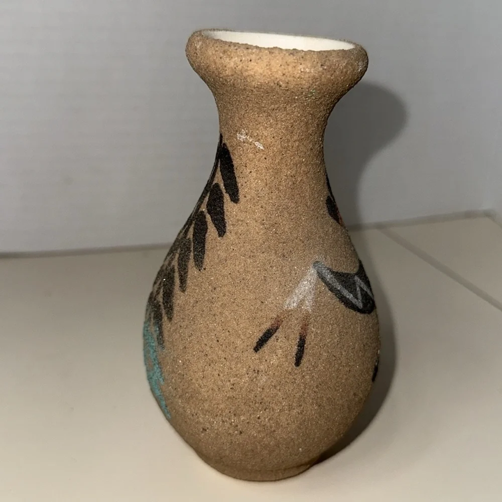 Southwest Navajo Dine Signed Sand Art Pottery Decorative Vase with Tribal Design